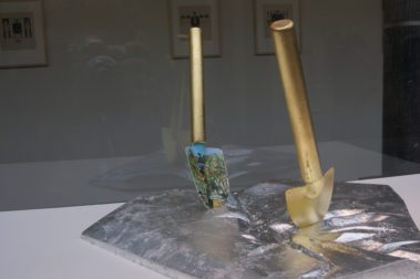 Don't Shoot the Pianoplayer, bladgoud, bladzilver, olieverf op metaal, hout, 2000/2013, tijdens tentoonstelling Fiat Lux, Kathedrale Sint Bavo/Vishal, Haarlem