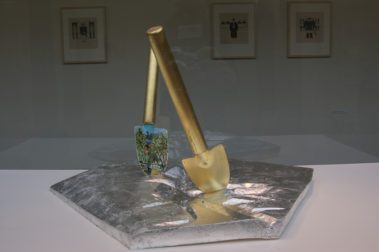 Don't Shoot the Pianoplayer, bladgoud, bladzilver, olieverf op metaal, hout, 2000/2013, tijdens tentoonstelling Fiat Lux, Kathedrale Sint Bavo/Vishal, Haarlem