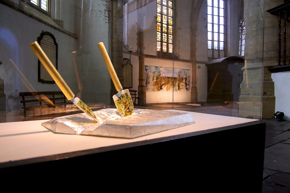 The Flaggalation/de geseling en Don't shoot the pianoplayer, Zaalbeeld tentoonstelling tijdens Fiat Lux, Kathedrale Sint Bavo/Vishal, Haarlem, 2013