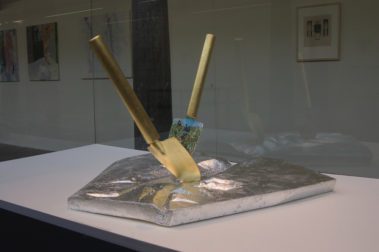 Don't Shoot the Pianoplayer, bladgoud, bladzilver, olieverf op metaal, hout, 2000/2013, tijdens tentoonstelling Fiat Lux, Kathedrale Sint Bavo/Vishal, Haarlem