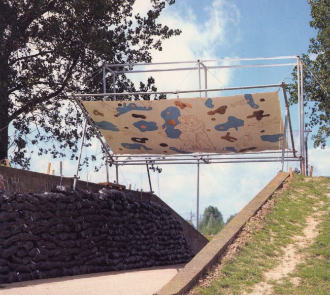 Er is ons eindelijk iets overkomen, Installation, acrylic on canvas, steel and sandbags 1994, beeldende kunstmanifestatie Doorbroken lijn, mei september 1994, Geniedijk, Haarlemmermeer
