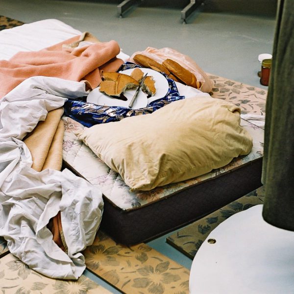 Het Paradijs, Detail uit installatie, Tentoonstelling Memorial Images, CBK Alphen aan de Rijn, 2002