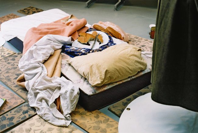 Het Paradijs, Detail uit installatie, Tentoonstelling Memorial Images, CBK Alphen aan de Rijn, 2002