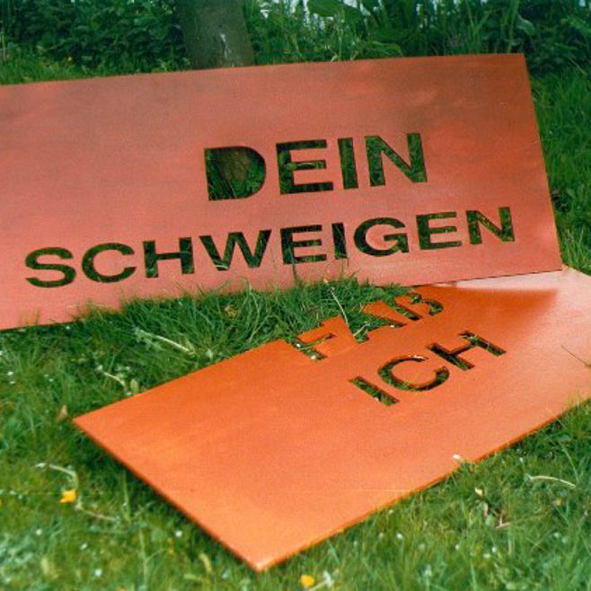 Dein Schweigen fass ich, detail, Installation, 5x15x 3 m, Foundation College, tijdens de tentoonstelling 'Ik heb geen zoon om mijn gedachtenis levend te houden", Kortenhoef, 1997