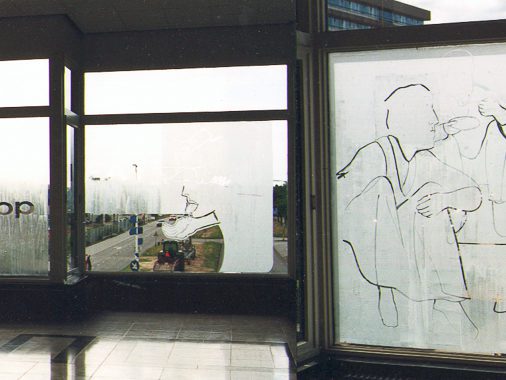 Der Tempo Mann, Installatie speciaal gemaakt voor het bruggebouw van het CBK te Emmen. Casseine op glas op 3 ramen