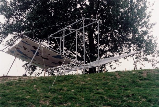 Er is ons eindelijk iets overkomen, Installation, acrylic on canvas, steel and sandbags 1994, beeldende kunstmanifestatie Doorbroken lijn, mei september 1994, Geniedijk, Haarlemmermeer