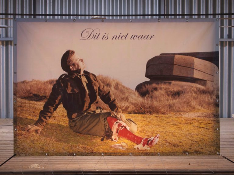 This is not the truth, geënsceneerde foto, 1999/2000