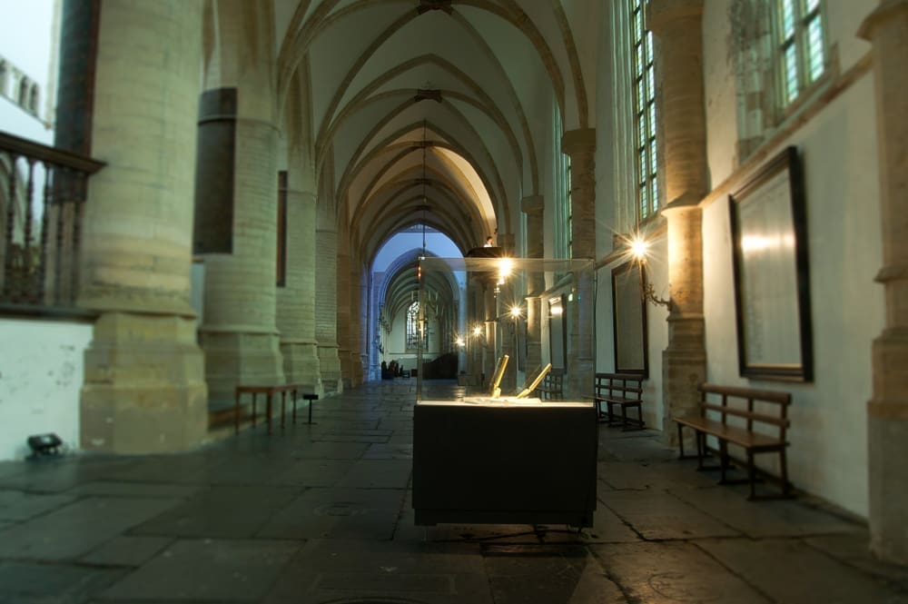 Don't Shoot the Pianoplayer Don't Shoot the Pianoplayer, bladgoud, bladzilver, olieverf op metaal, hout, 2000/2013, tijdens tentoonstelling Fiat Lux, Kathedrale Sint Bavo/Vishal, Haarlem
