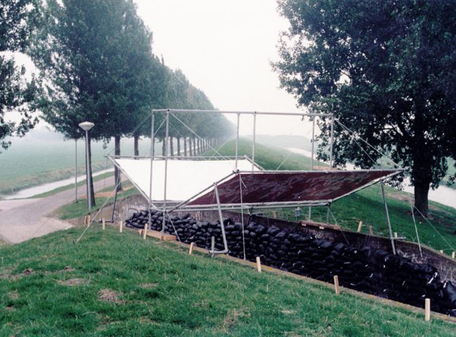 Er is ons eindelijk iets overkomen, Installation, acrylic on canvas, steel and sandbags 1994, beeldende kunstmanifestatie Doorbroken lijn, mei september 1994, Geniedijk, Haarlemmermeer