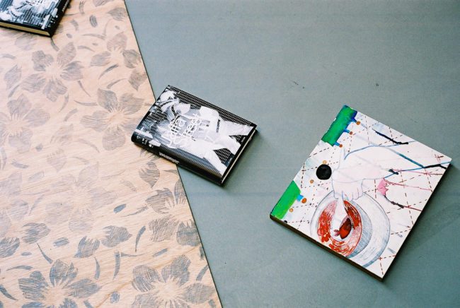 Het Paradijs, Detail uit installatie, Tentoonstelling Memorial Images, CBK Alphen aan de Rijn, 2002