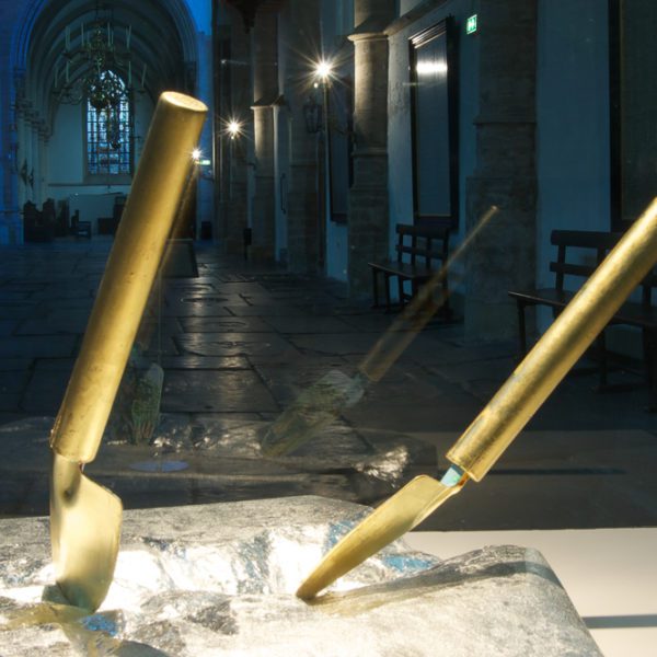 Don't Shoot the Pianoplayer, bladgoud, bladzilver, olieverf op metaal, hout, 2000/2013, tijdens tentoonstelling Fiat Lux, Kathedrale Sint Bavo/Vishal, Haarlem