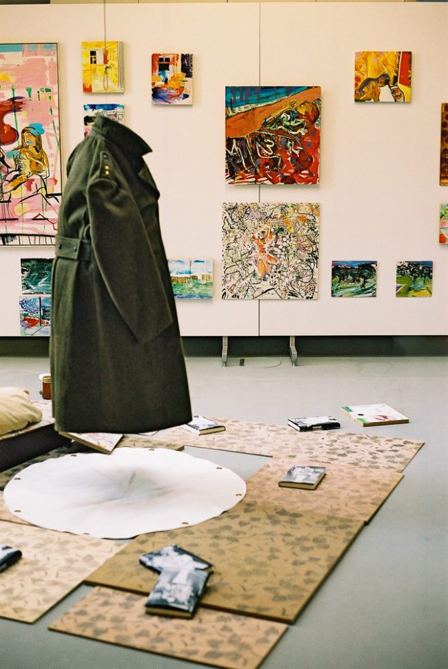 Het Paradijs, Detail uit installatie, Tentoonstelling Memorial Images, CBK Alphen aan de Rijn, 2002