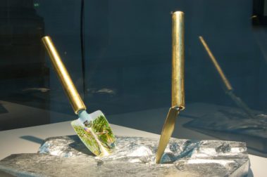 Don't Shoot the Pianoplayer, bladgoud, bladzilver, olieverf op metaal, hout, 2000/2013, tijdens tentoonstelling Fiat Lux, Kathedrale Sint Bavo/Vishal, Haarlem