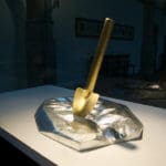 Don't Shoot the Pianoplayer, bladgoud, bladzilver, olieverf op metaal, hout, 2000/2013, tijdens tentoonstelling Fiat Lux, Kathedrale Sint Bavo/Vishal, Haarlem