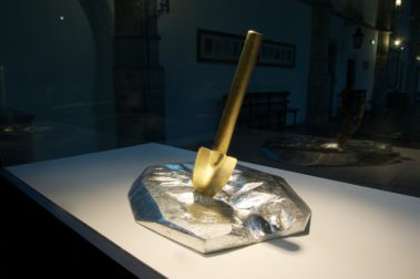 Don't Shoot the Pianoplayer, bladgoud, bladzilver, olieverf op metaal, hout, 2000/2013, tijdens tentoonstelling Fiat Lux, Kathedrale Sint Bavo/Vishal, Haarlem