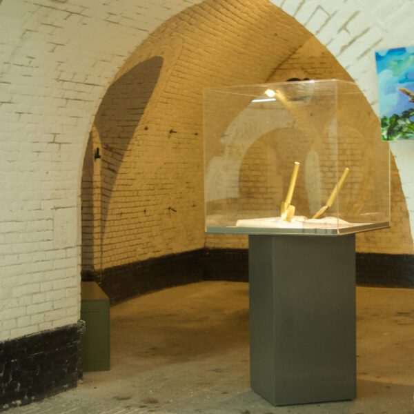 Don’t shoot the pianoplayer van Marcel van Kerkvoorde, installatie met bladgoud en bladzilver, verwijzend naar Srebrenica 1995