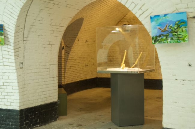 Don’t shoot the pianoplayer van Marcel van Kerkvoorde, installatie met bladgoud en bladzilver, verwijzend naar Srebrenica 1995