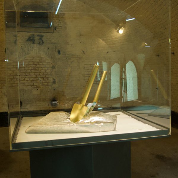 Don’t shoot the pianoplayer van Marcel van Kerkvoorde, installatie met bladgoud en bladzilver, verwijzend naar Srebrenica 1995