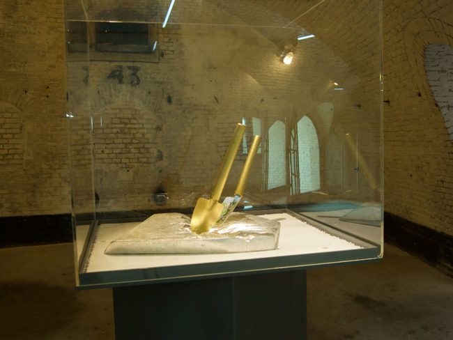 Don’t shoot the pianoplayer van Marcel van Kerkvoorde, installatie met bladgoud en bladzilver, verwijzend naar Srebrenica 1995