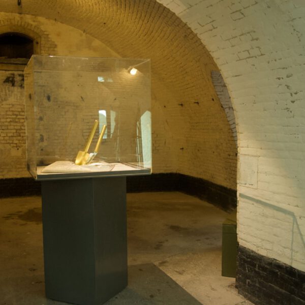 Don’t shoot the pianoplayer van Marcel van Kerkvoorde, installatie met bladgoud en bladzilver, verwijzend naar Srebrenica 1995