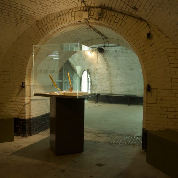 Don’t shoot the pianoplayer van Marcel van Kerkvoorde, installatie met bladgoud en bladzilver, verwijzend naar Srebrenica 1995