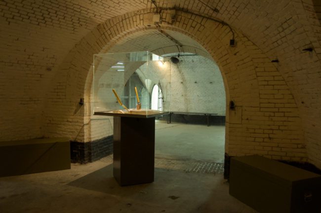 Don’t shoot the pianoplayer van Marcel van Kerkvoorde, installatie met bladgoud en bladzilver, verwijzend naar Srebrenica 1995