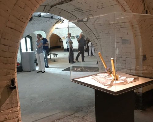 Don’t shoot the pianoplayer van Marcel van Kerkvoorde, installatie met bladgoud en bladzilver, verwijzend naar Srebrenica 1995