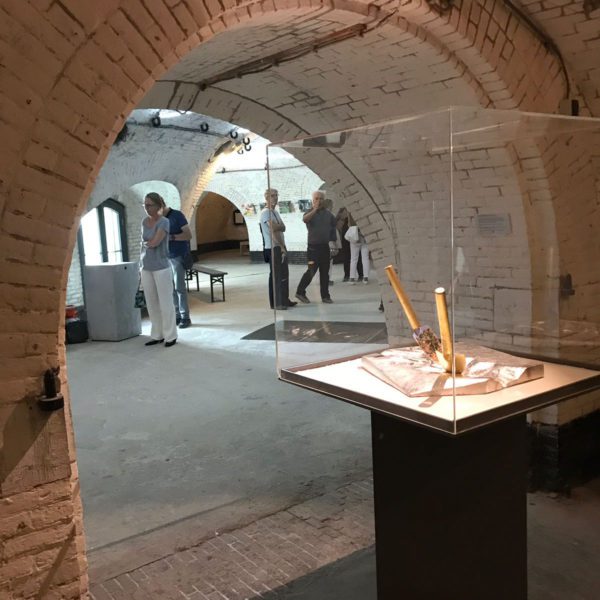 Don’t shoot the pianoplayer van Marcel van Kerkvoorde, installatie met bladgoud en bladzilver, verwijzend naar Srebrenica 1995