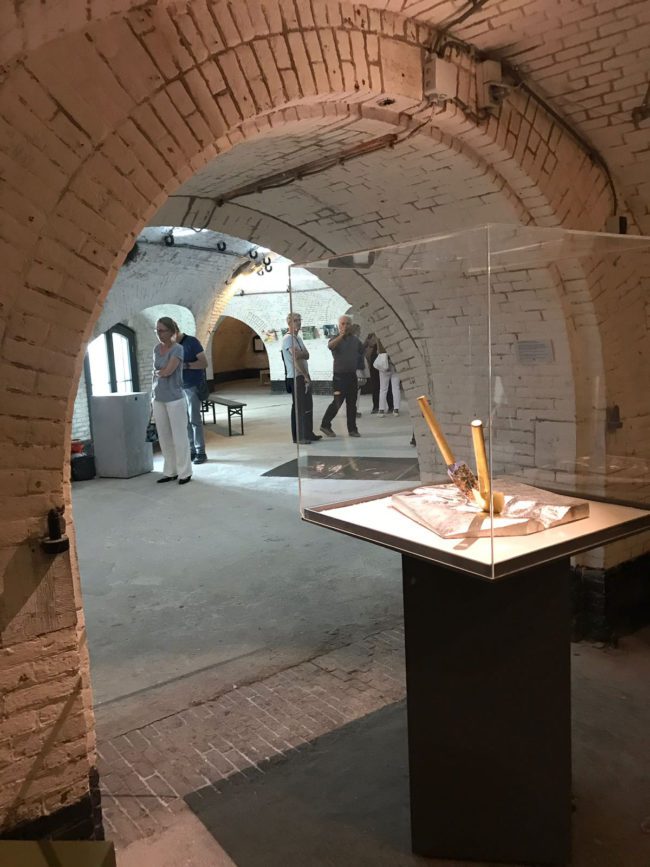 Don’t shoot the pianoplayer van Marcel van Kerkvoorde, installatie met bladgoud en bladzilver, verwijzend naar Srebrenica 1995