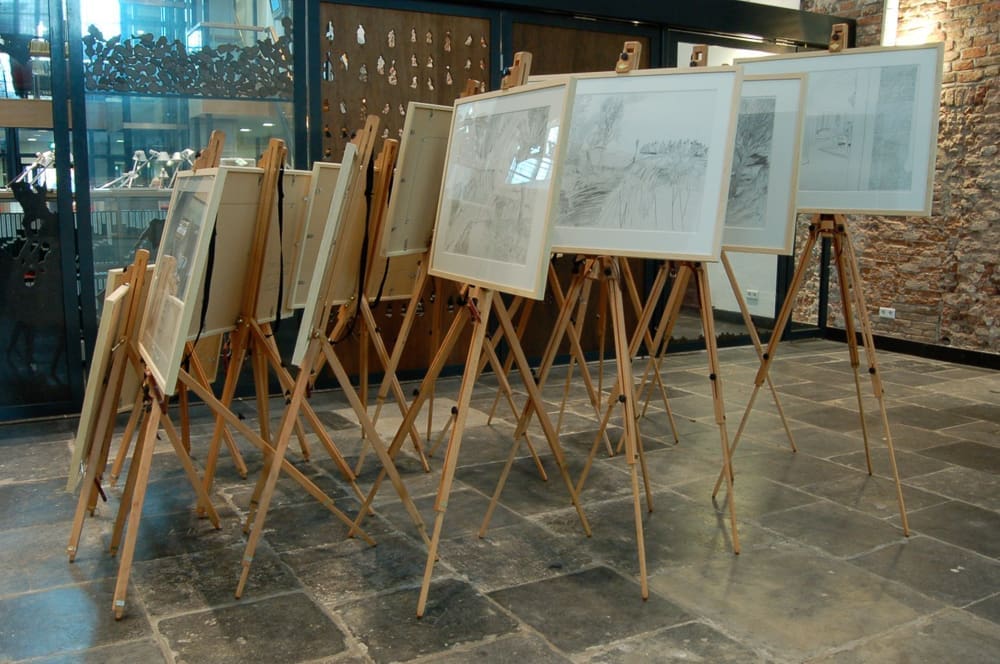 Een Genoegelijk Gemis Een Genoegelijk Gemis, installatie/tekeningen, Tentoonstelling Tracing Places, Janskerk, Haarlem, 2008