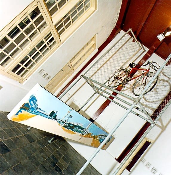 The Moment The Moment, geënsceneerde schildering, tekeningen, schilderijen, staal en objecten5 x 5 x 6 m, 1998 The Moment, Kunstcentrum De Twee Wezen, Enkhuizen