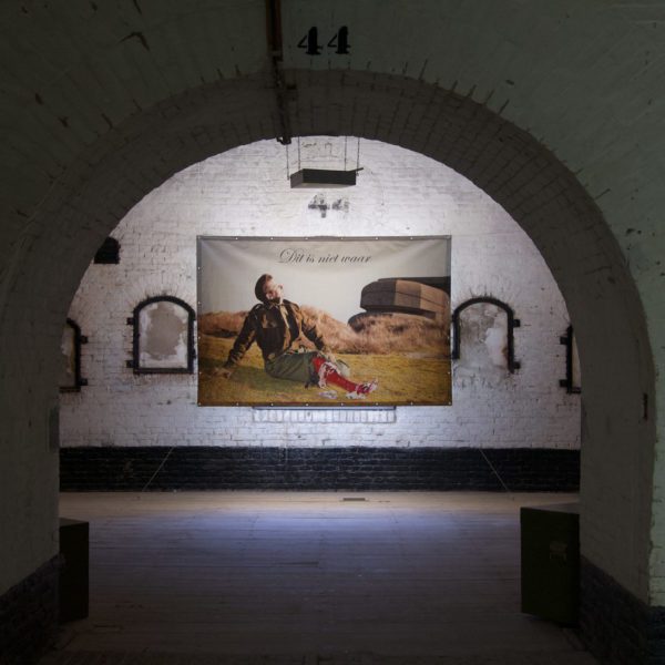 This is not the truth, geënsceneerde foto, 1999/2000, Fort bij Asperen 2018