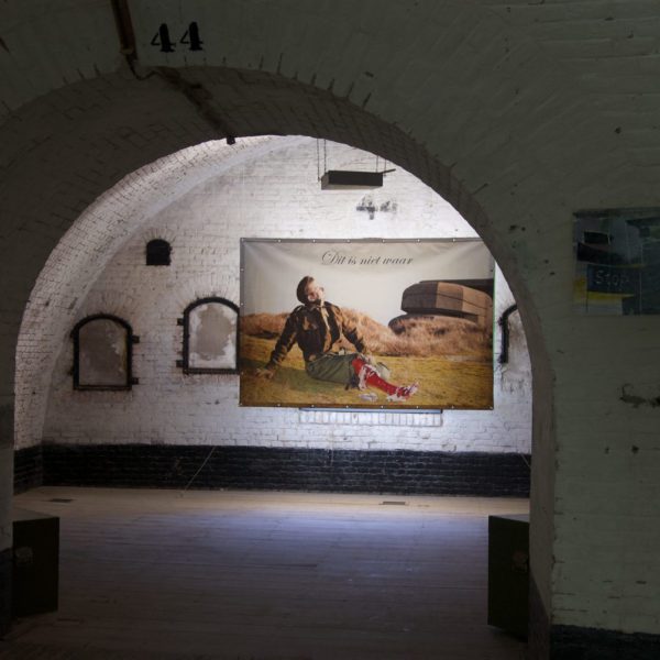 This is not the truth, geënsceneerde foto, 1999/2000, Fort bij Asperen 2018