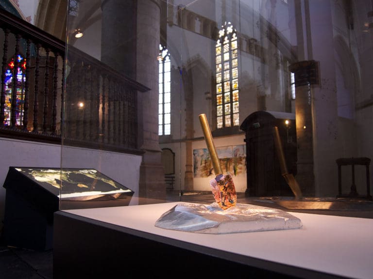 Don’t shoot the pianoplayer van Marcel van Kerkvoorde, installatie met bladgoud en bladzilver, verwijzend naar Srebrenica 1995