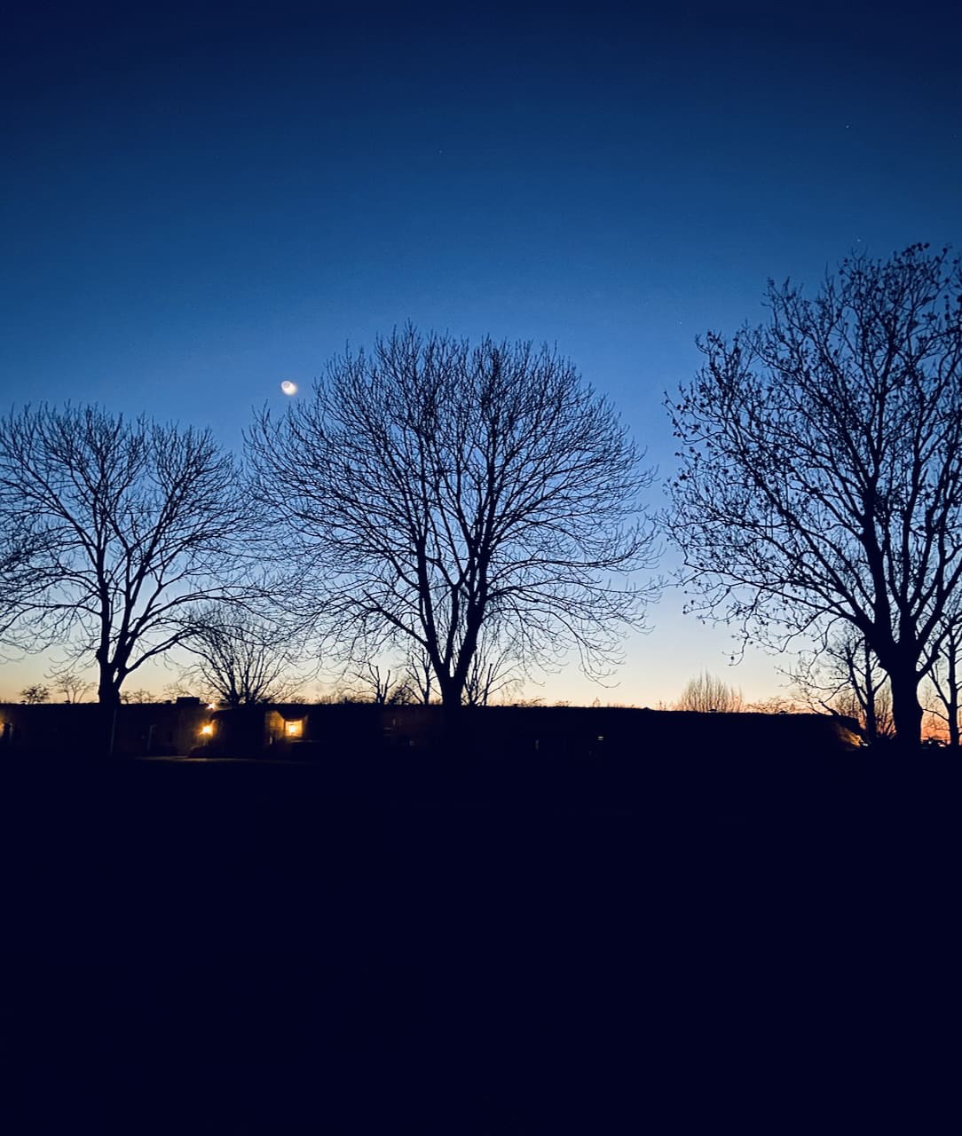 Foto van fort bij zonsondergang op een winterdag
