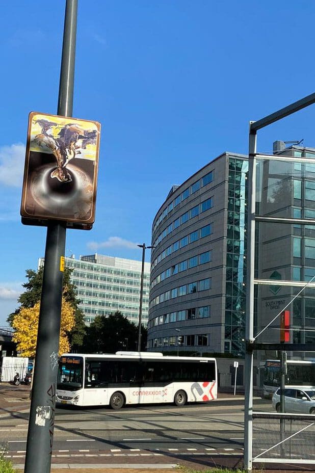 Deze afbeelding toont een van de 12 locaties van het kunstwerk Moed!, mijn soldaat op NS station Hoofddorp