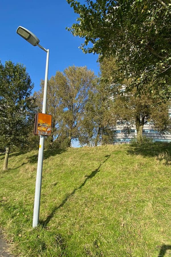 Deze afbeelding toont een van de 12 locaties van het kunstwerk Moed!, mijn soldaat op NS station Hoofddorp