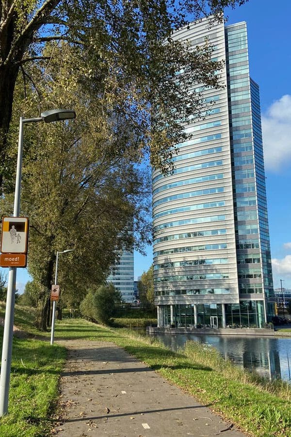 Deze afbeelding toont een van de 12 locaties van het kunstwerk Moed!, mijn soldaat op NS station Hoofddorp