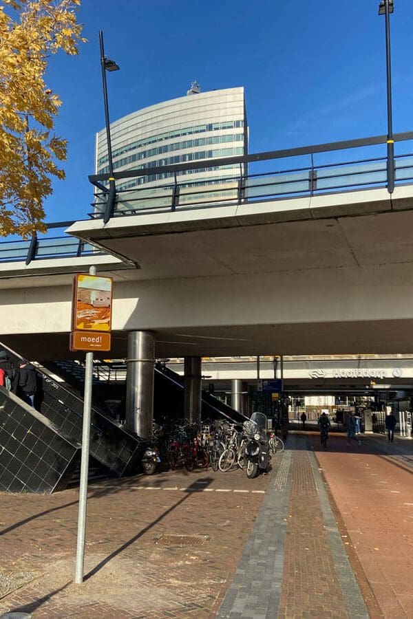 Deze afbeelding toont een van de 12 locaties van het kunstwerk Moed!, mijn soldaat op NS station Hoofddorp