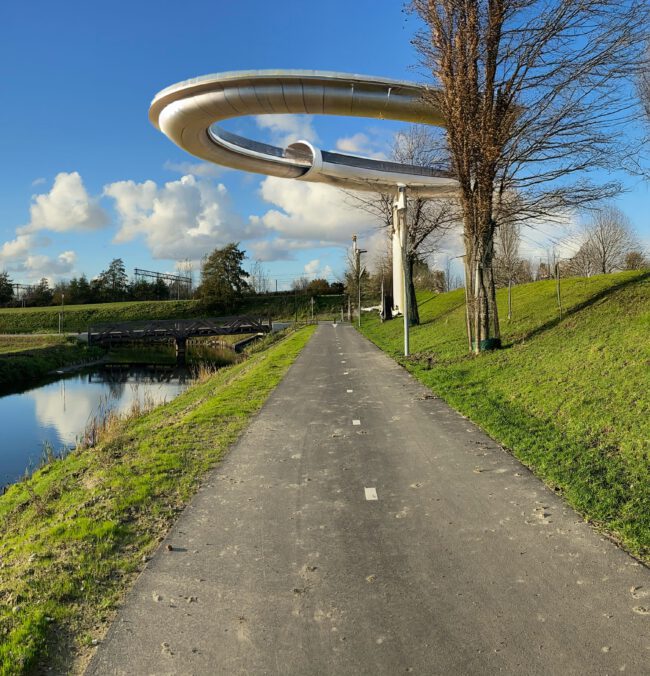 Zwevend Spoor ontwerp met verhoogd spoor en futuristische omgeving.