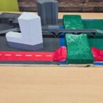 Maquette van het ontwerp van Zwevend Spoor met verhoogd spoor en futuristische omgeving.