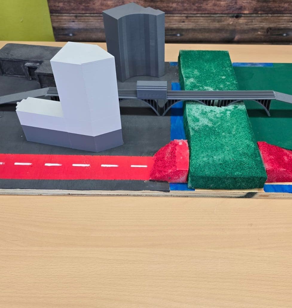 Maquette van het ontwerp van Zwevend Spoor met verhoogd spoor en futuristische omgeving.