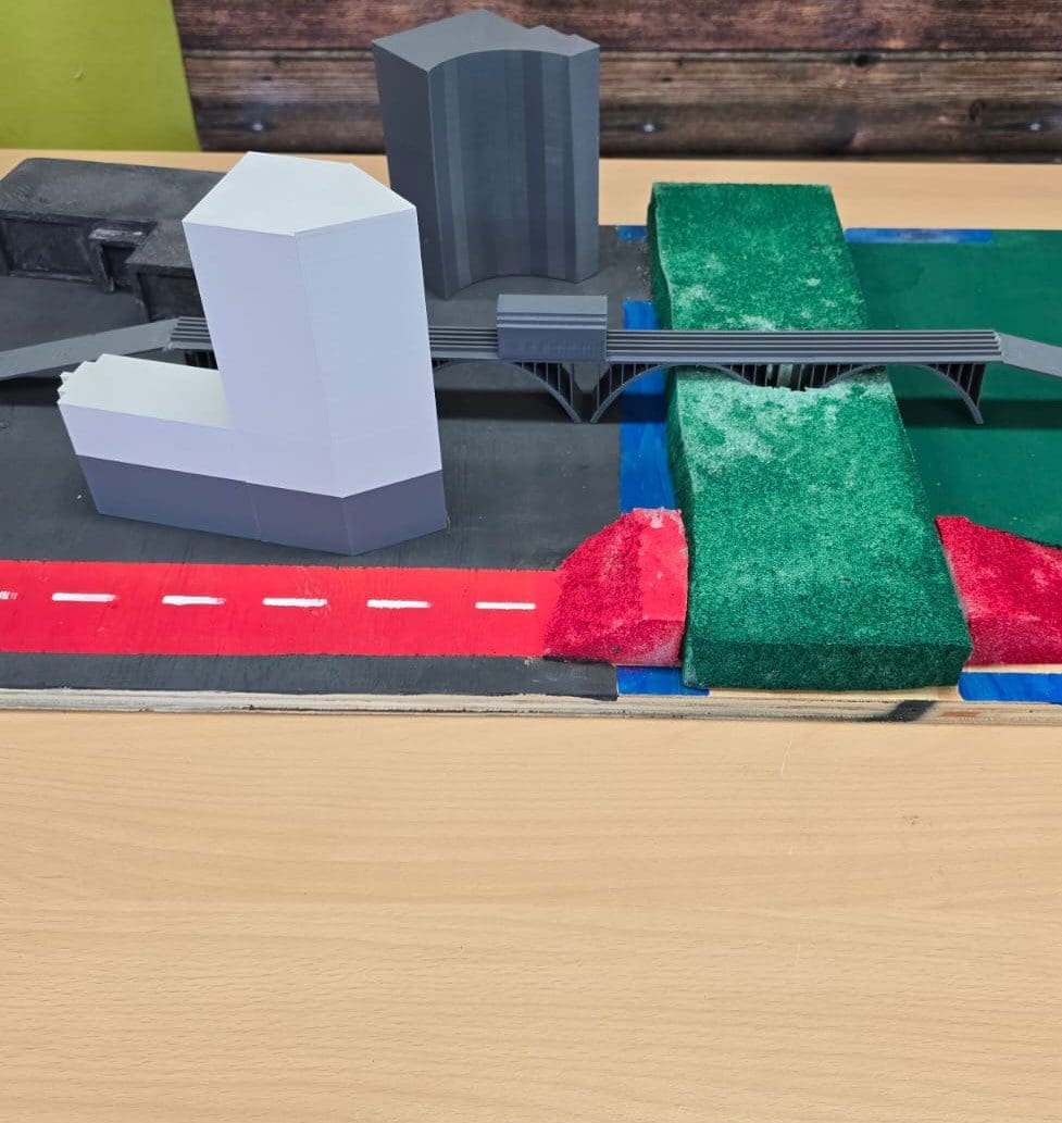 Maquette van het ontwerp van Zwevend Spoor met verhoogd spoor en futuristische omgeving.