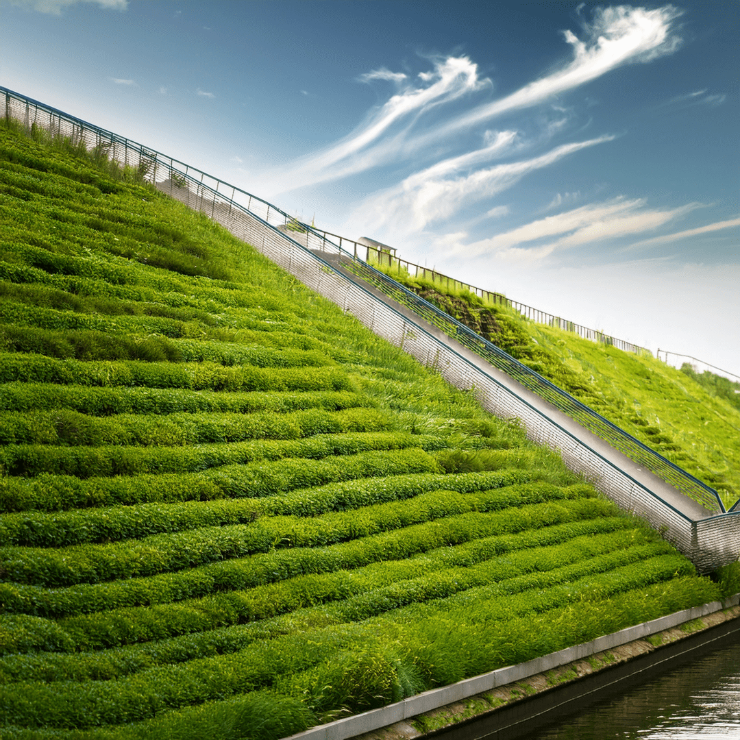 The Green (De Groene Dijk) – Waar Historie en Duurzaamheid Samenkomen De Groene Dijk, een innovatieve brug met tunnels en een waterval, die geschiedenis en duurzaamheid combineert.