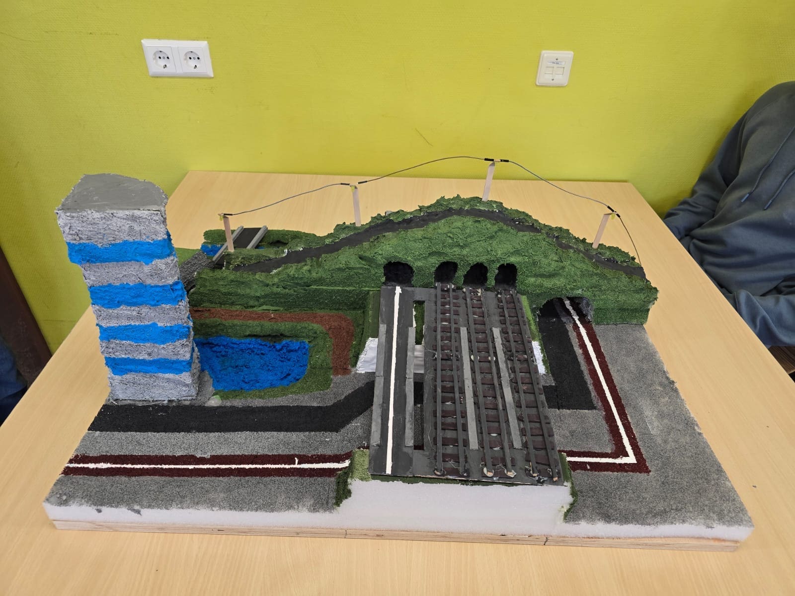 Maquette van De Groene Dijk, met een verhoogde groene route en tunnels voor treinen.
