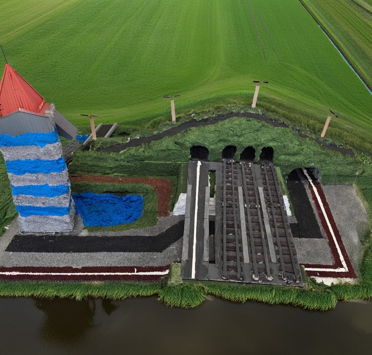 Maquette van De Groene Dijk, met een verhoogde groene route en tunnels voor treinen.