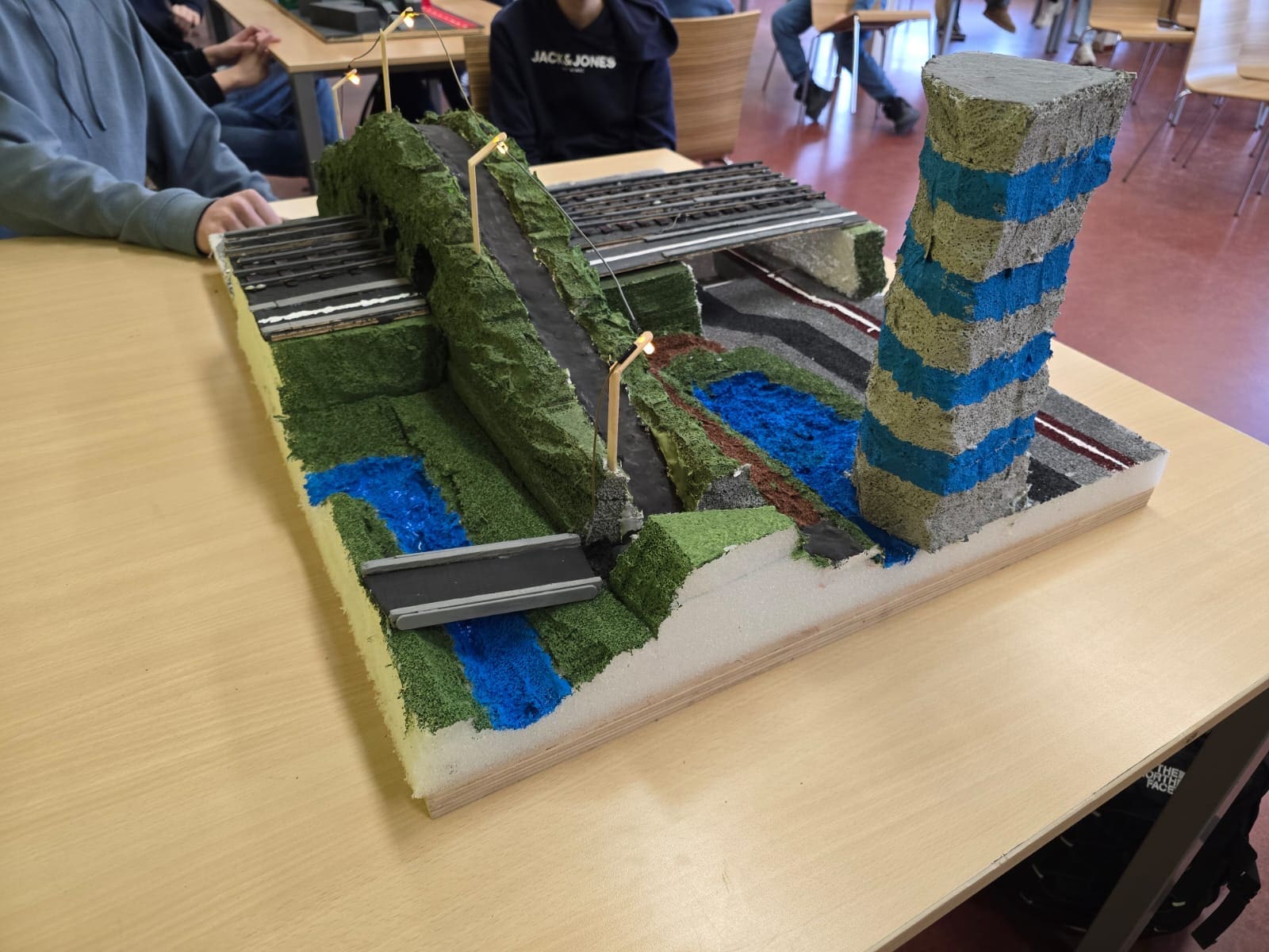 Maquette van De Groene Dijk, met een verhoogde groene route en tunnels voor treinen.