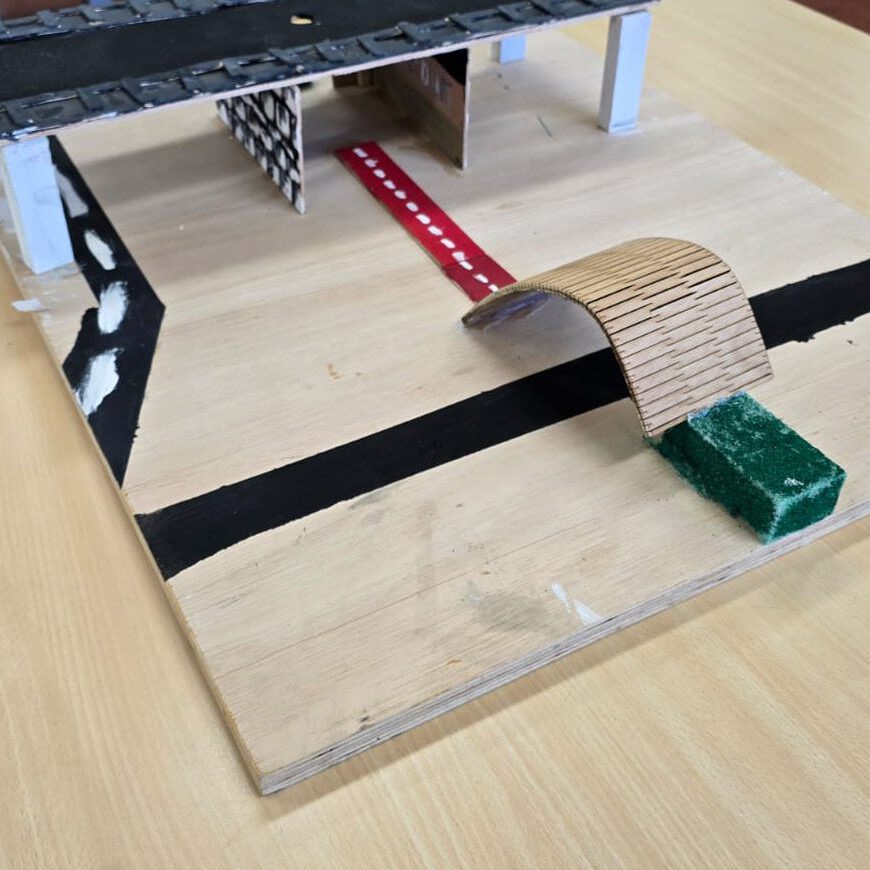 Maquette van De Koepel, een glazen station met bezoekerscentrum en groene dijk.