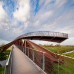 Brug van Verhalen, een cortenstalen brug met digitale schermen die de geschiedenis van de Stelling van Amsterdam tonen.