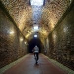De Tunnel van Tijd, een fietstunnel onder de Geniedijk die historische wandschilderingen toont.
